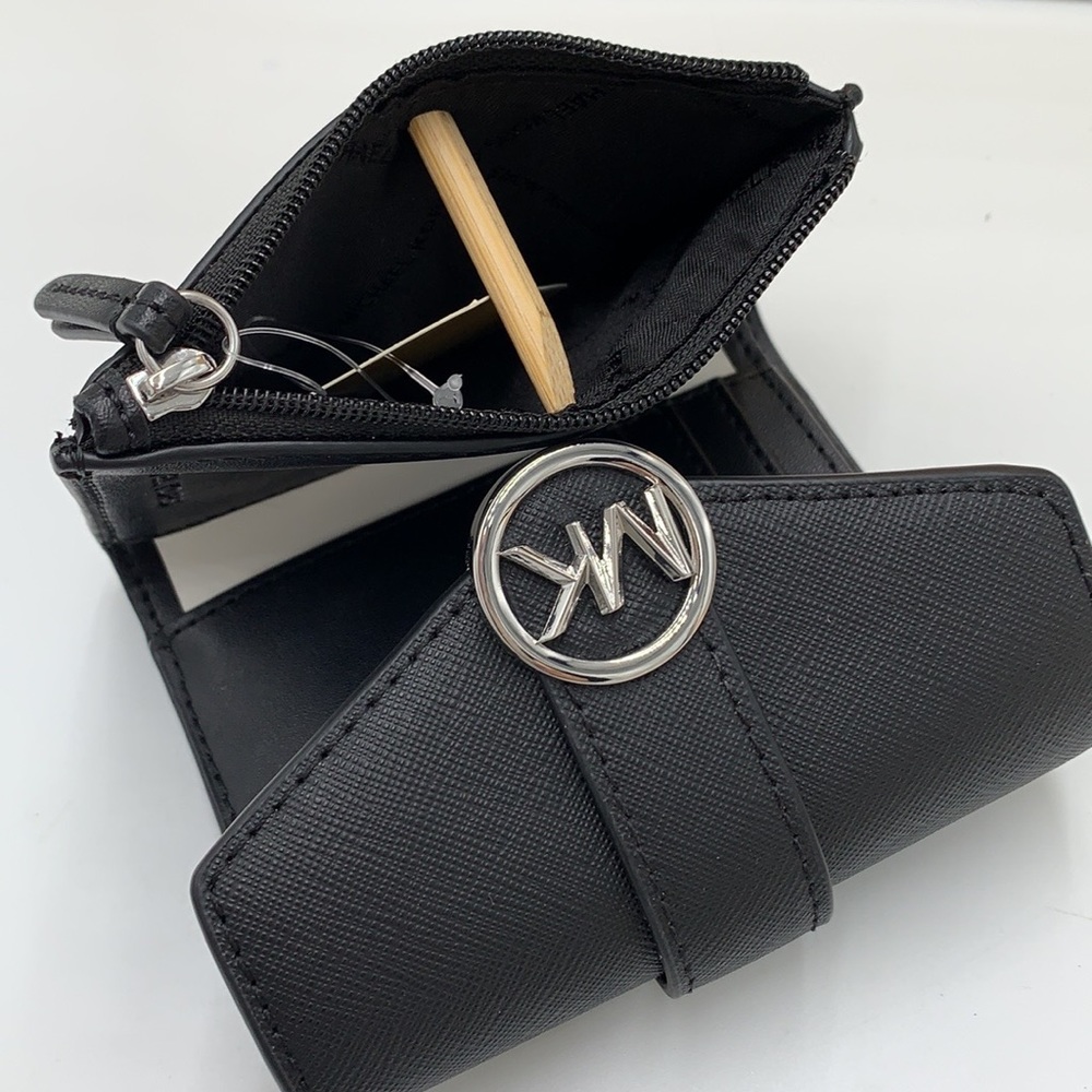 MICHAEL KORS
Carmen Medium Faux Leather Wallet
BLACK COLOR - Picture 8 of 11